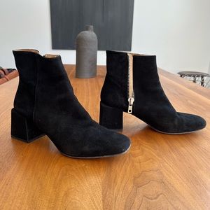 Loq Lazaro boot in black suede.